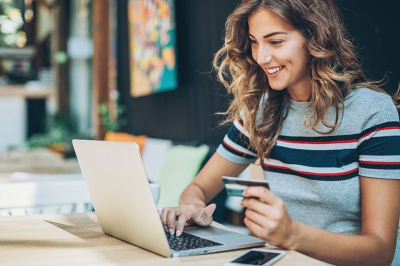 7 dicas para conseguir economizar na hora de comprar passagens aéreas